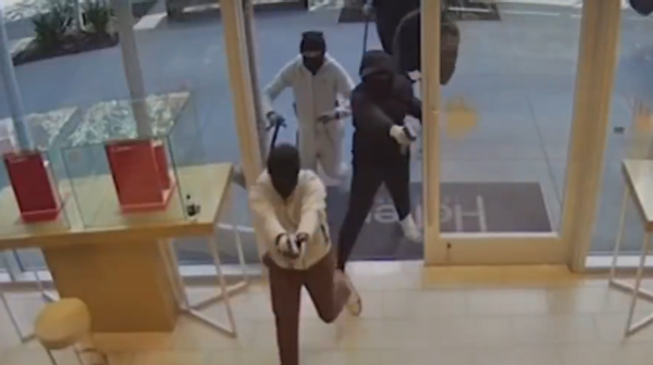 اقتحام عصابة لمتجر مجوهرات شهير في أمريكا - سبوتنيك عربي