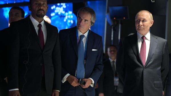 الرئيس الروسي فلاديمير بوتين والمشاركون في المنتدى الذري العالمي جناح الذرة في مركز فدنخا - سبوتنيك عربي