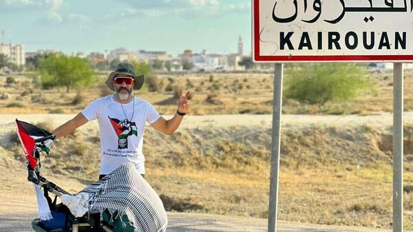 العداء التونسي السابق، محمد البراطلي، يحوّل خطواته إلى صرخة تضامن مع أطفال غزة - سبوتنيك عربي