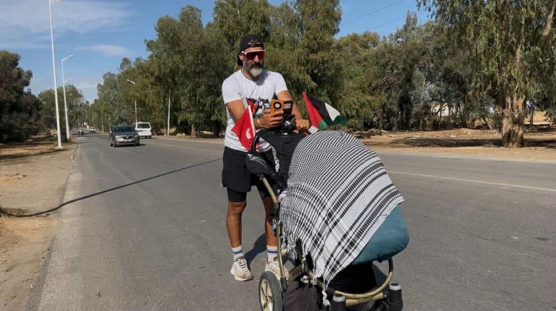 العداء التونسي السابق، محمد البراطلي، يحوّل خطواته إلى صرخة تضامن مع أطفال غزة - سبوتنيك عربي, 1920, 25.09.2025