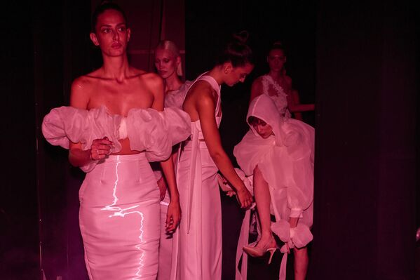 عارضات أزياء خلف الكواليس خلال أسبوع الموضة في مدريد، إسبانيا. - سبوتنيك عربي