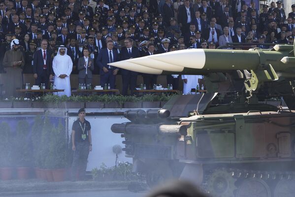 الرئيس الصربي ألكسندر فوتشيتش، ورئيس صرب البوسنة ميلوراد دوديك، يحضران عرضًا عسكريًا في بلغراد، صربيا. - سبوتنيك عربي