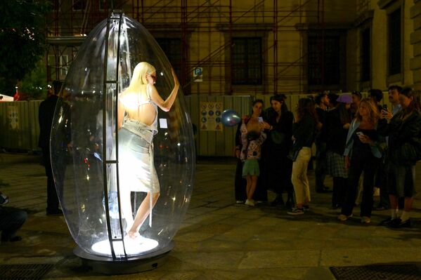 عارضة أزياء في فعالية &quot;صيد البيض&quot; ضمن أسبوع الموضة في ميلانو، إيطاليا. - سبوتنيك عربي