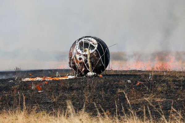 مركبة الهبوط &quot;بيون-إم 2&quot; بعد هبوطها في مقاطعة أورينبورغ، روسيا. - سبوتنيك عربي