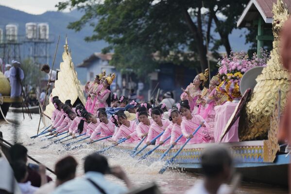 فرقة &quot;إنثا&quot; تؤدي عروضها خلال مهرجان معبد &quot;فاونغ داو أو&quot; في ميانمار. - سبوتنيك عربي