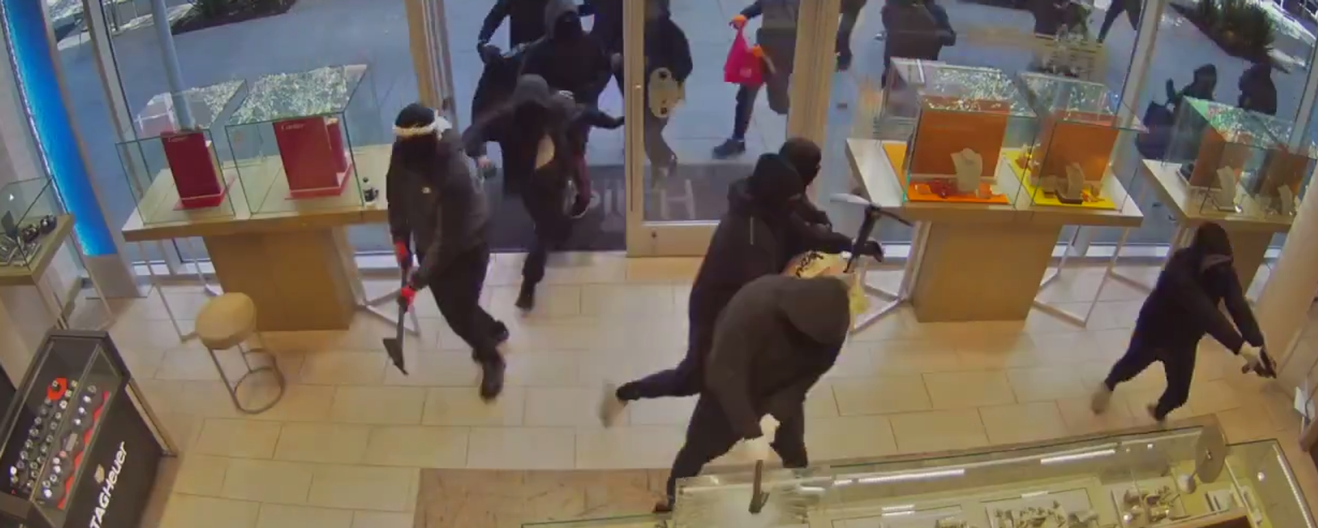 لصوص يسرقون مجوهرات  بقيمة مليون دولار في كاليفورنيا  - سبوتنيك عربي, 1920, 26.09.2025