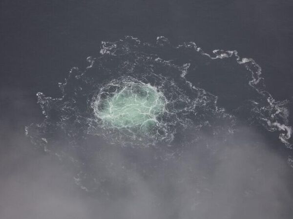 في هذه الصورة التي قدمها خفر السواحل السويدي، يظهر إطلاق صغير من خط أنابيب التيار الشمالي 2، يوم 28 سبتمبر 2022 - سبوتنيك عربي