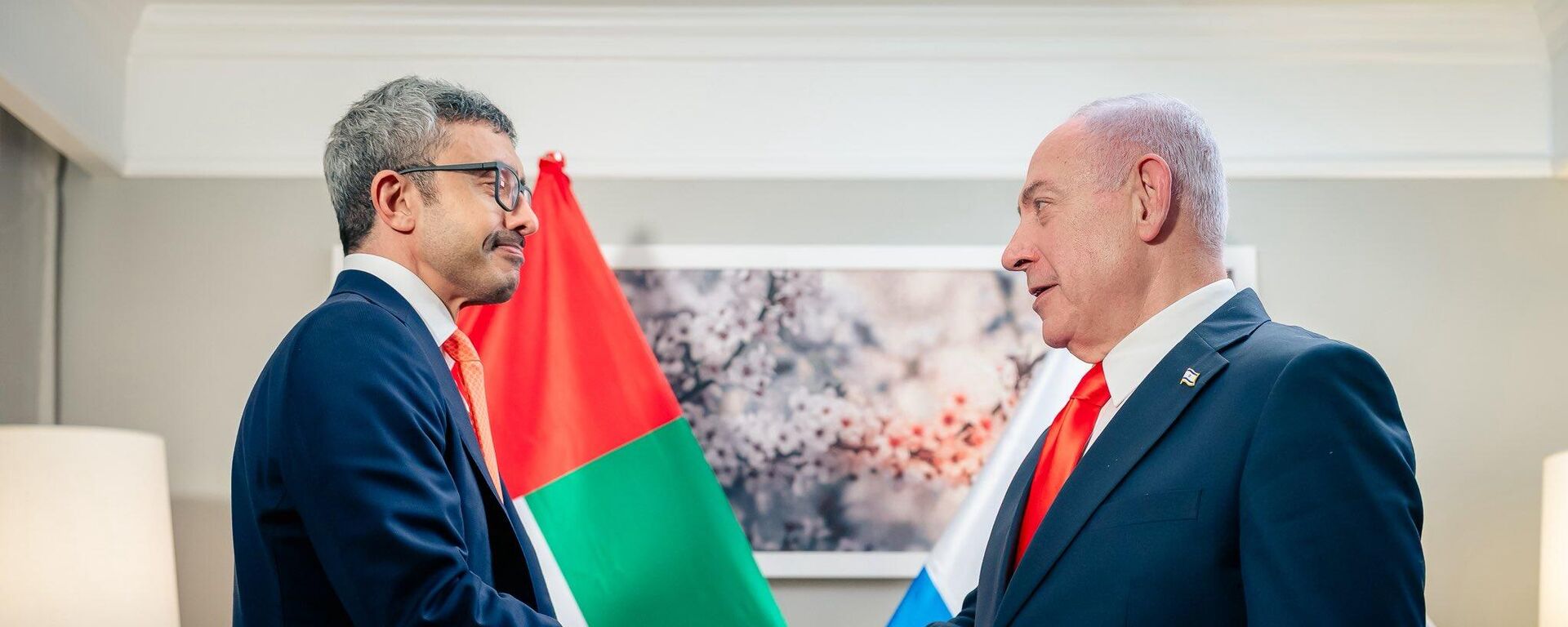 الشيخ عبد الله بن زايد آل نهيان، نائب رئيس مجلس الوزراء وزير خارجية الإمارات يلتقي مع بنيامين نتنياهو، رئيس الوزراء الإسرائيلي - سبوتنيك عربي, 1920, 27.09.2025