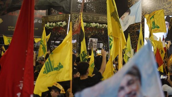 آلاف اللبنانيين والوافدين يحيون الذكرى السنوية الأولى لاغتيال الأمينين العامين السابقين لـحزب الله - سبوتنيك عربي