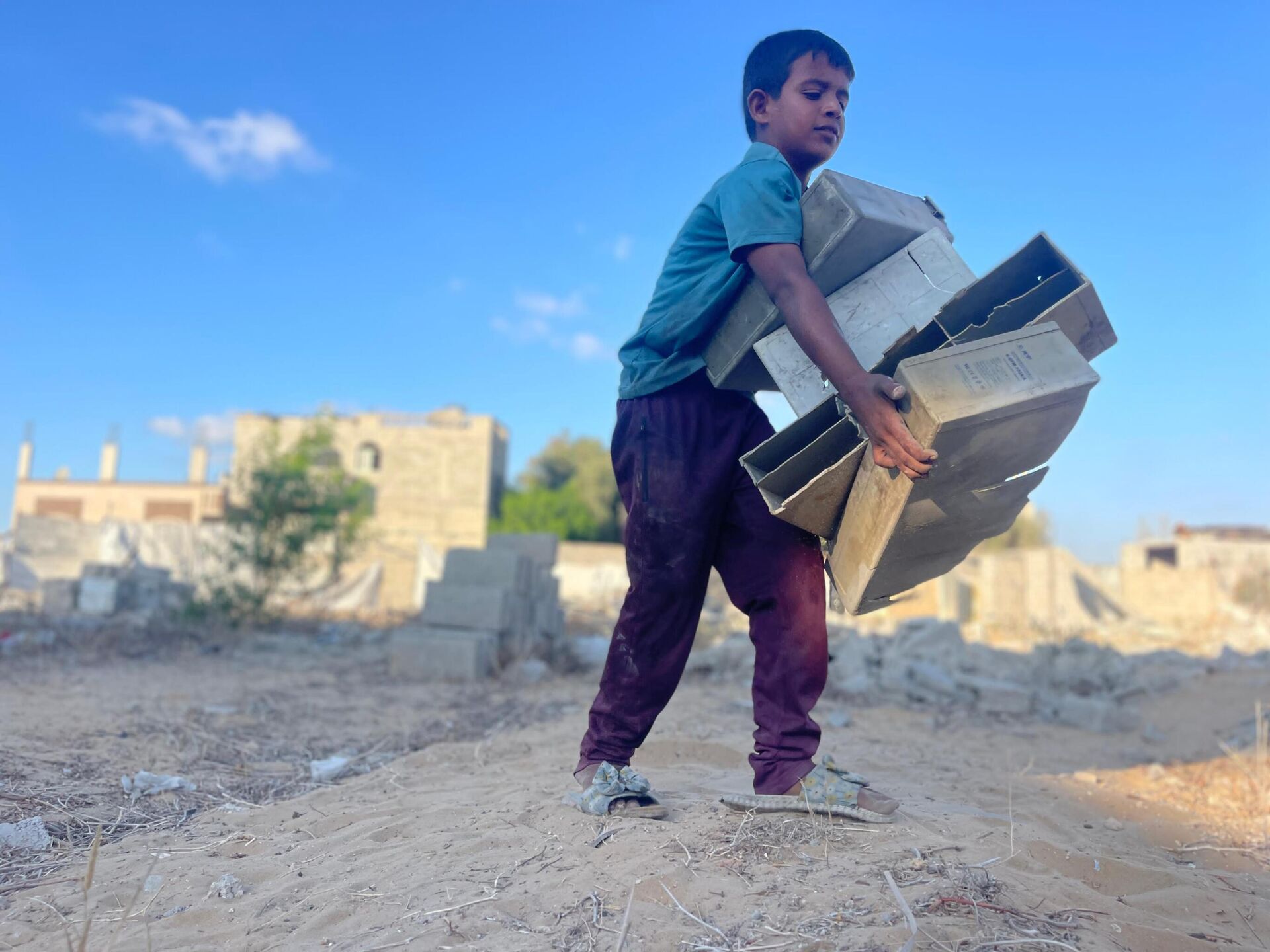 طفل فلسطيني يبتكر آلة لصنع الوقود البديل لإعالة أسرته في غزة    - سبوتنيك عربي, 1920, 29.09.2025