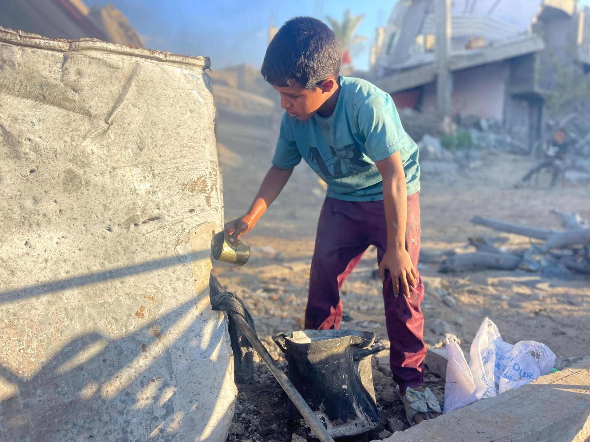 طفل فلسطيني يبتكر آلة لصنع الوقود البديل لإعالة أسرته في غزة    - سبوتنيك عربي, 1920, 29.09.2025