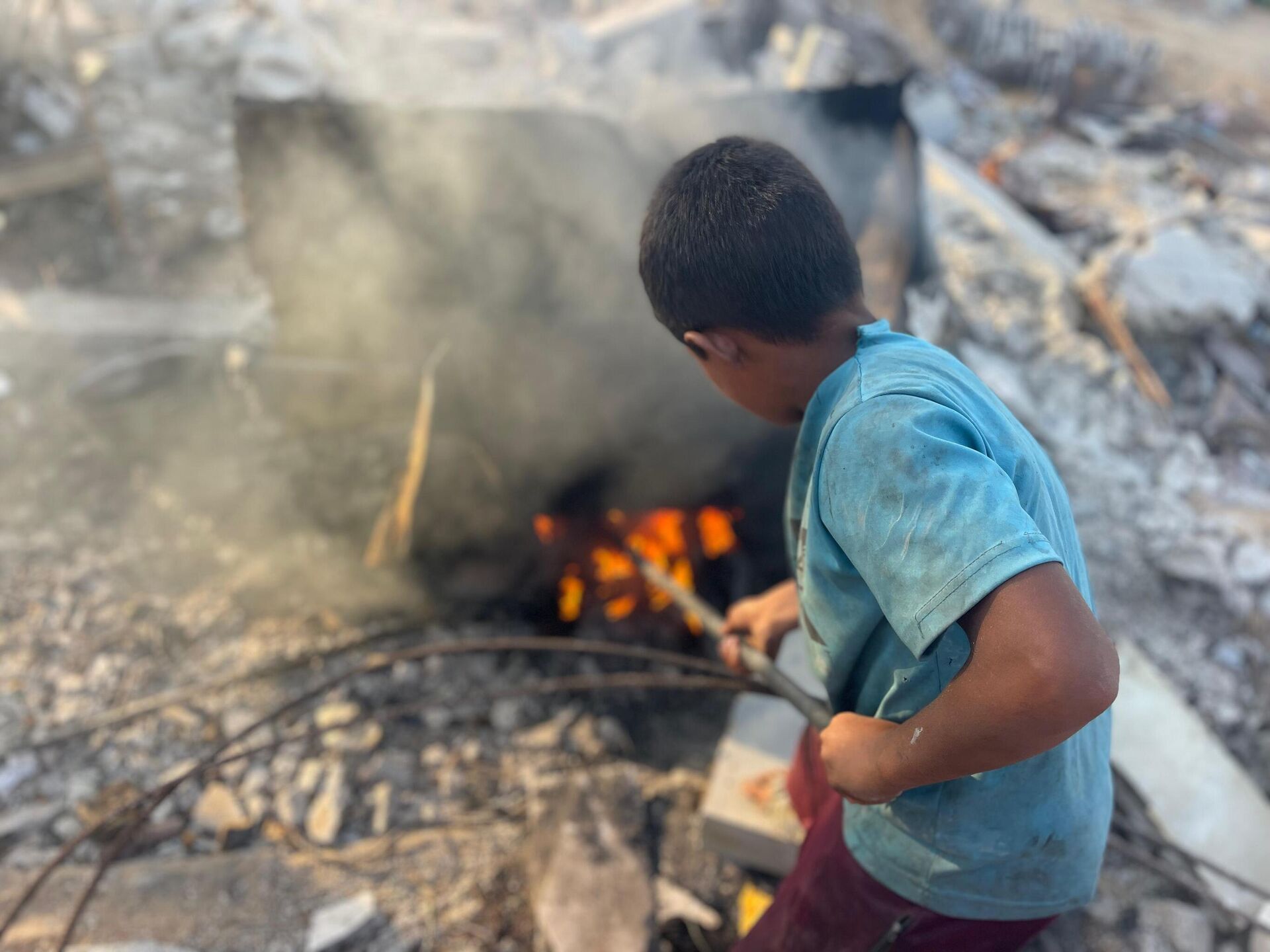 طفل فلسطيني يبتكر آلة لصنع الوقود البديل لإعالة أسرته في غزة    - سبوتنيك عربي, 1920, 29.09.2025