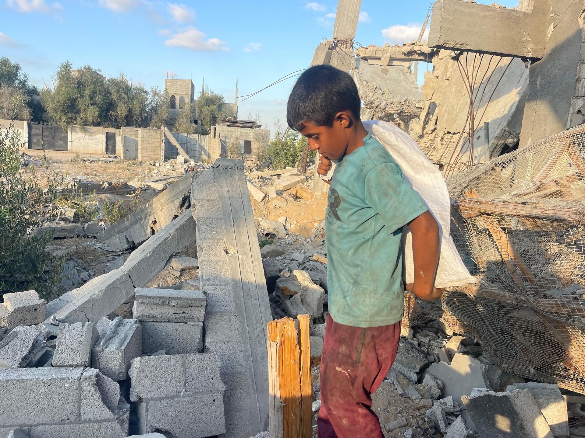 طفل فلسطيني يبتكر آلة لصنع الوقود البديل لإعالة أسرته في غزة    - سبوتنيك عربي, 1920, 29.09.2025