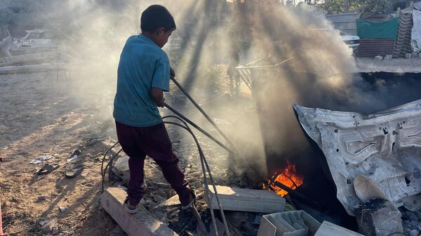 طفل فلسطيني يبتكر آلة لصنع الوقود البديل لإعالة أسرته في غزة    - سبوتنيك عربي