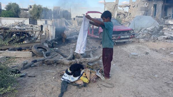 طفل فلسطيني يبتكر آلة لصنع الوقود البديل لإعالة أسرته في غزة    - سبوتنيك عربي