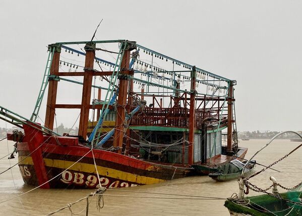 إعصار &quot;بوالووي&quot; يتسبب بجنوح سفينة صيد  في كوانغ تري، في فيتنام. - سبوتنيك عربي