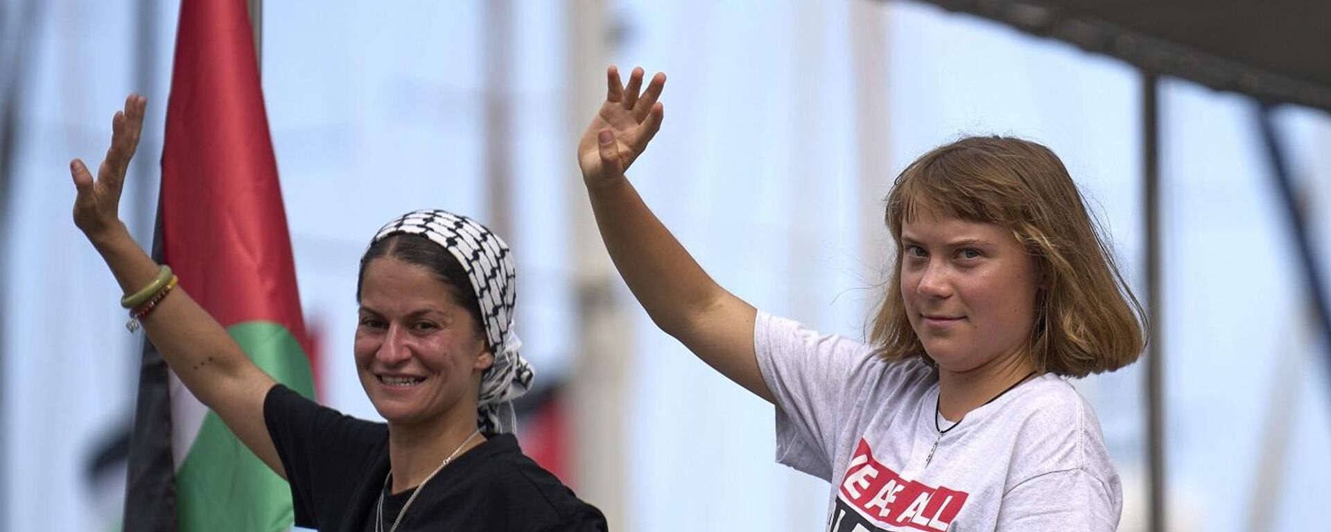 ناشطة المناخ السويدية، غريتا ثونبرج، تلوح بيدها من قارب يشارك في أسطول الصمود العالمي المتجه إلى غزة بهدف كسر الحصار الإسرائيلي وتقديم المساعدات الإنسانية، برشلونة، إسبانيا، 31 أغسطس/ آب 2025 - سبوتنيك عربي, 1920, 02.10.2025
