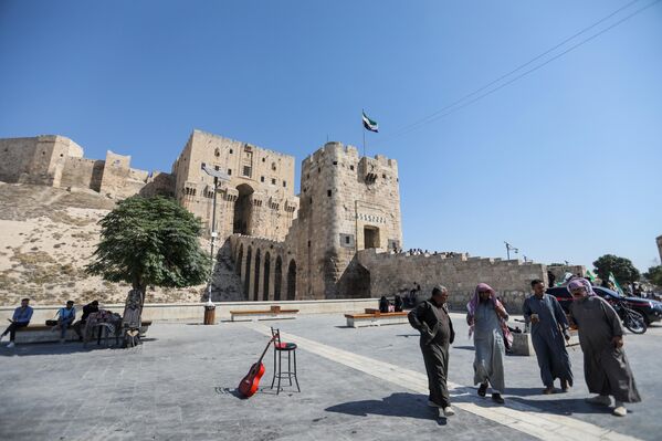  مجموعة من الأشخاص من أمام  قلعة حلب الأثرية.  - سبوتنيك عربي