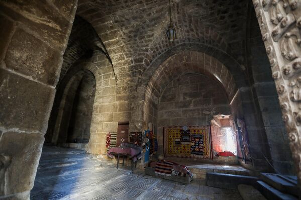 لقطة من داخل القلعة التاريخية، التي تظهر فيها الأقواس الحجرية، والطراز المعماري المميز . - سبوتنيك عربي