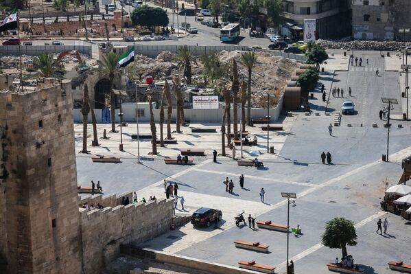 لقطة من داخل القلعة تصوّر الشارع الذي يأتي منه الزوار إلى القلعة التي تتوسط المدينة. - سبوتنيك عربي