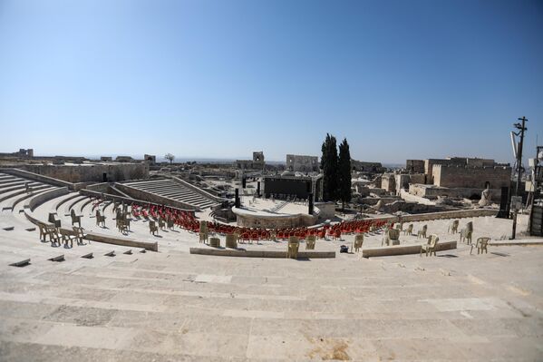 لقطة عامة من داخل القلعة تظهر المدرج الأثري الذي كان شاهدًا على الكثير من الأحداث عبر التاريخ. - سبوتنيك عربي