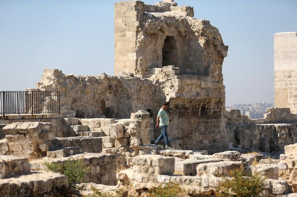 أحد الزوار يتجول داخل القلعة، بين المعالم الأثرية. - سبوتنيك عربي