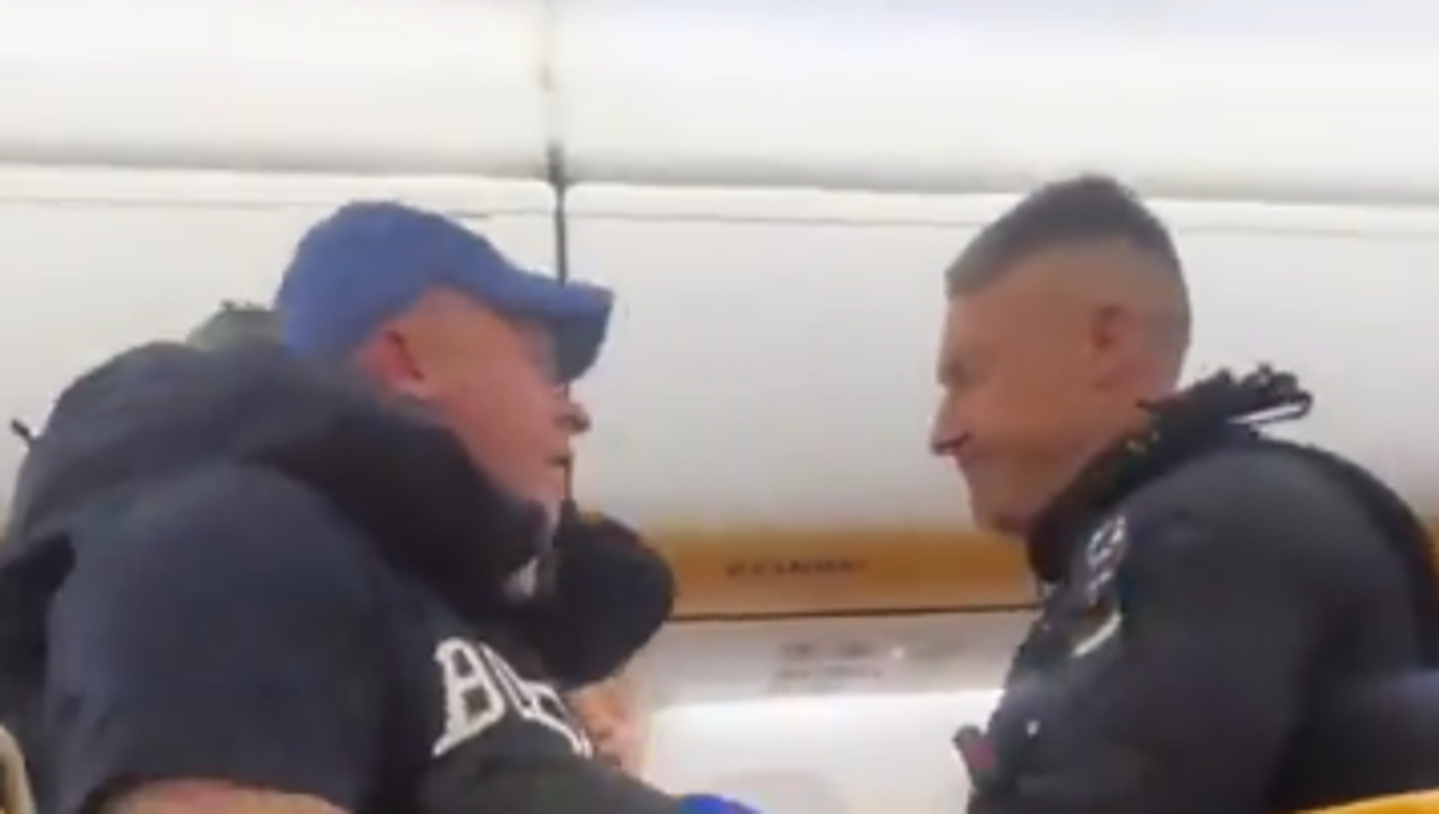 راكب يتسبب بهبوط اضطراري لطائرة في فرنسا والشرطة تتدخل.. فيديو