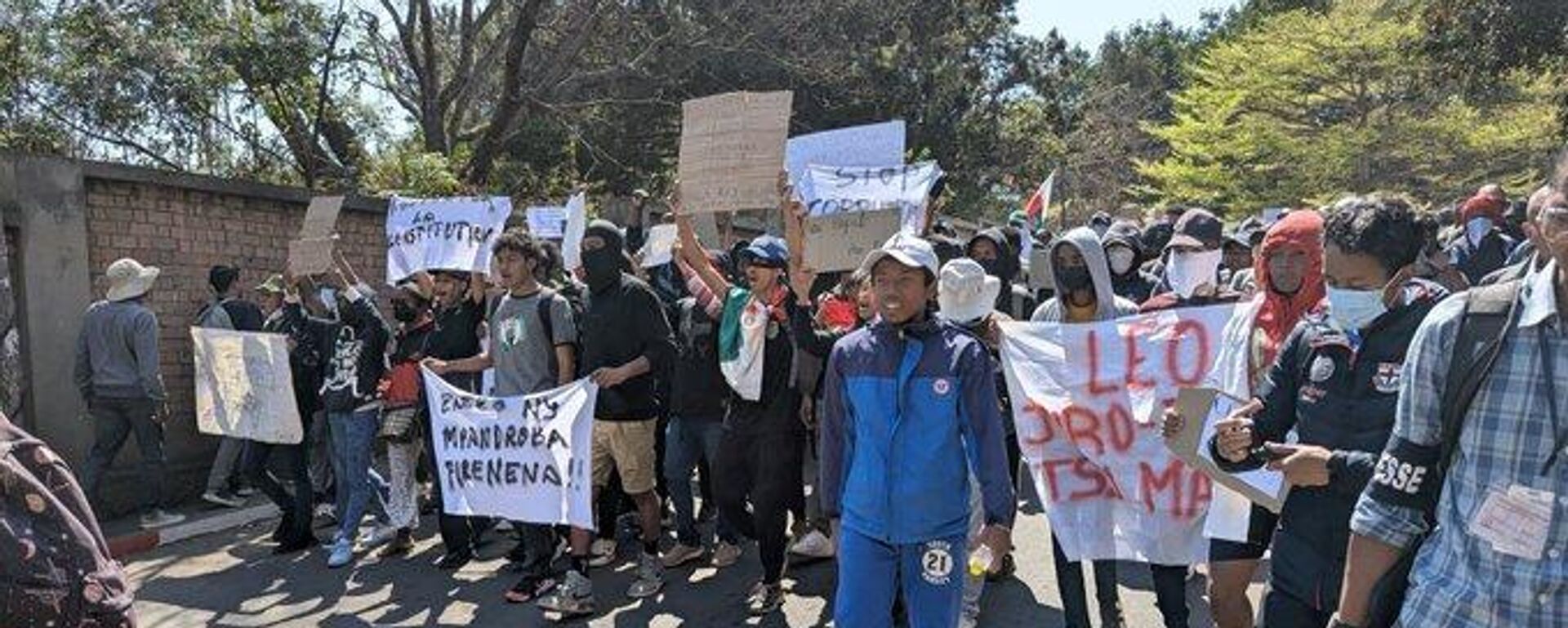 رئيس مدغشقر يعلن حل الحكومة وسط احتجاجات تعم البلاد - سبوتنيك عربي, 1920, 14.10.2025