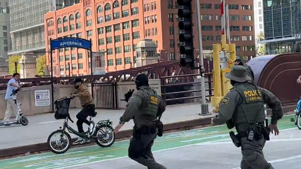 هروب طريف لسائق توصيل طلبات من محاولة اعتقاله من قبل عناصر الهجرة في أمريكا - سبوتنيك عربي