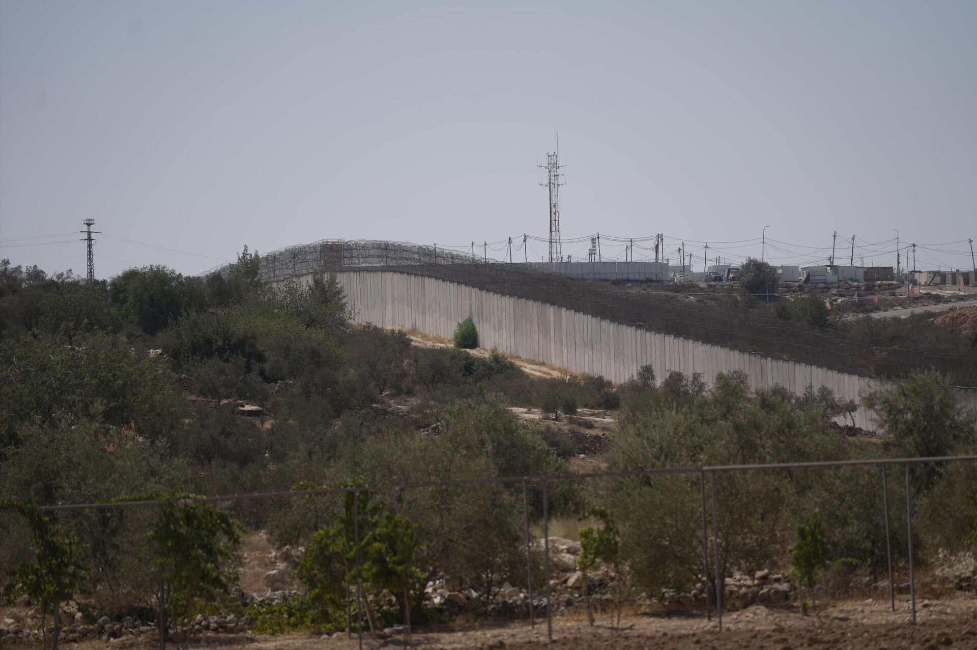 الجيش الإسرائيلي يلاحق العلم الفلسطيني لاقتلاعه من أرضه الجيش الإسرائيلي يلاحق العلم الفلسطيني لاقتلاعه من أرضه - سبوتنيك عربي, 1920, 30.09.2025