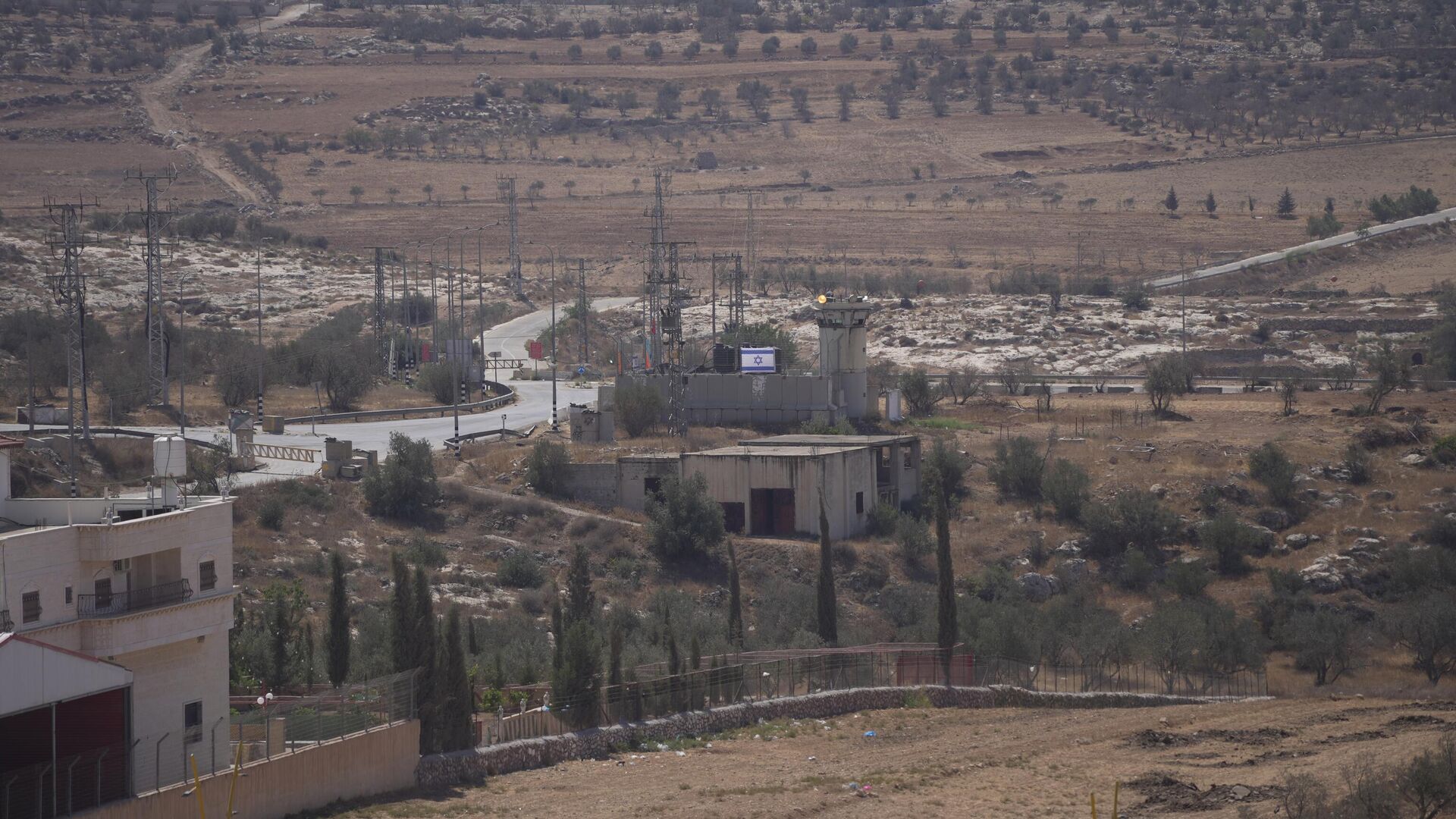 الجيش الإسرائيلي يلاحق العلم الفلسطيني لاقتلاعه من أرضه الجيش الإسرائيلي يلاحق العلم الفلسطيني لاقتلاعه من أرضه - سبوتنيك عربي, 1920, 01.10.2025