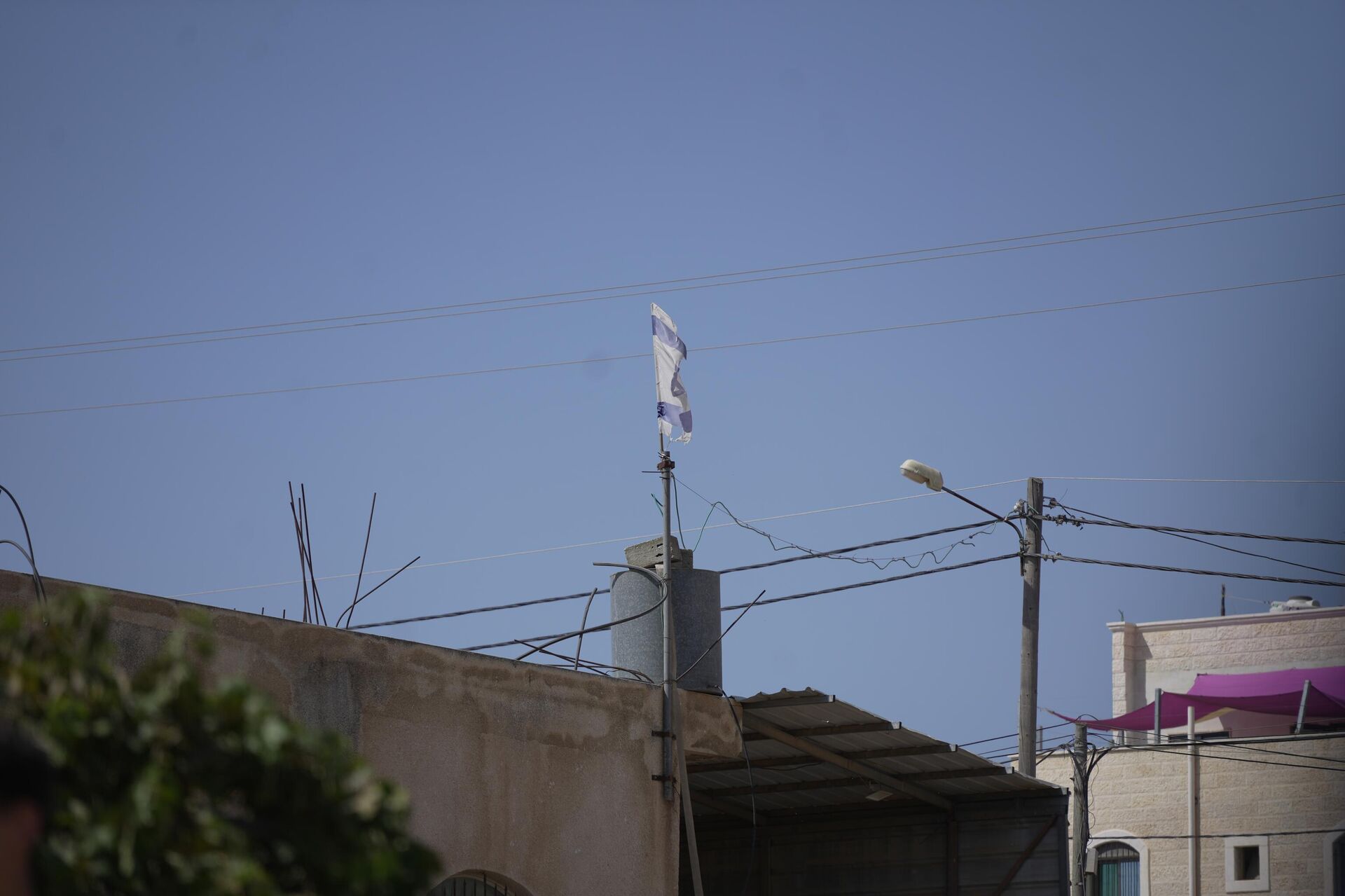 الجيش الإسرائيلي يلاحق العلم الفلسطيني لاقتلاعه من أرضه الجيش الإسرائيلي يلاحق العلم الفلسطيني لاقتلاعه من أرضه - سبوتنيك عربي, 1920, 30.09.2025