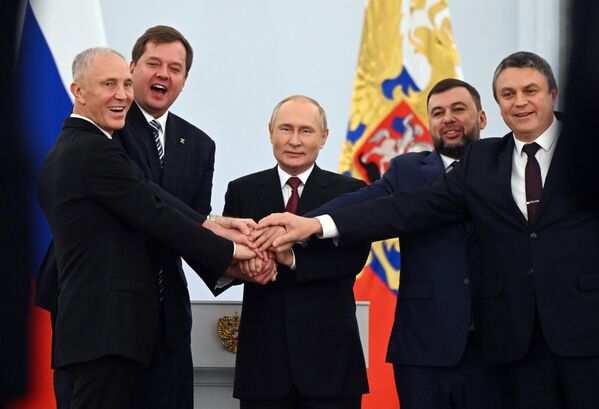 الرئيس الروسي فلاديمير بوتين، بعد توقيع اتفاقيات انضمام جمهوريتي دونيتسك ولوغانسك الشعبيتين، ومقاطعتي زابوروجيه وخيرسون، إلى روسيا الاتحادية في قاعة القديس غيورغي في الكرملين، في 30 سبتمبر/أيلول 2022. - سبوتنيك عربي