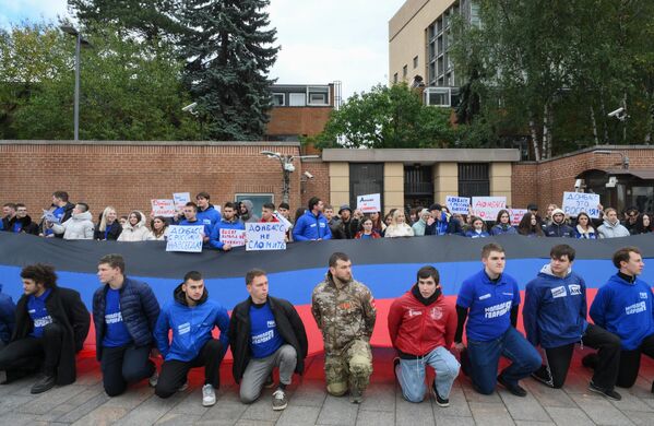 أعضاء حركة &quot;الحرس الفتي&quot; التابع حزب &quot;روسيا الموحدة&quot; يتجمعون في يوم توحيد الكيانات الأربعة الجديدة أمام القنصلية الأمريكية في موسكو. - سبوتنيك عربي