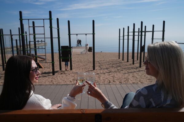 نساء على الشاطئ في ماريوبول يحتفلن في يوم توحيد الكيانات الأربعة مع روسيا الاتحادية. - سبوتنيك عربي