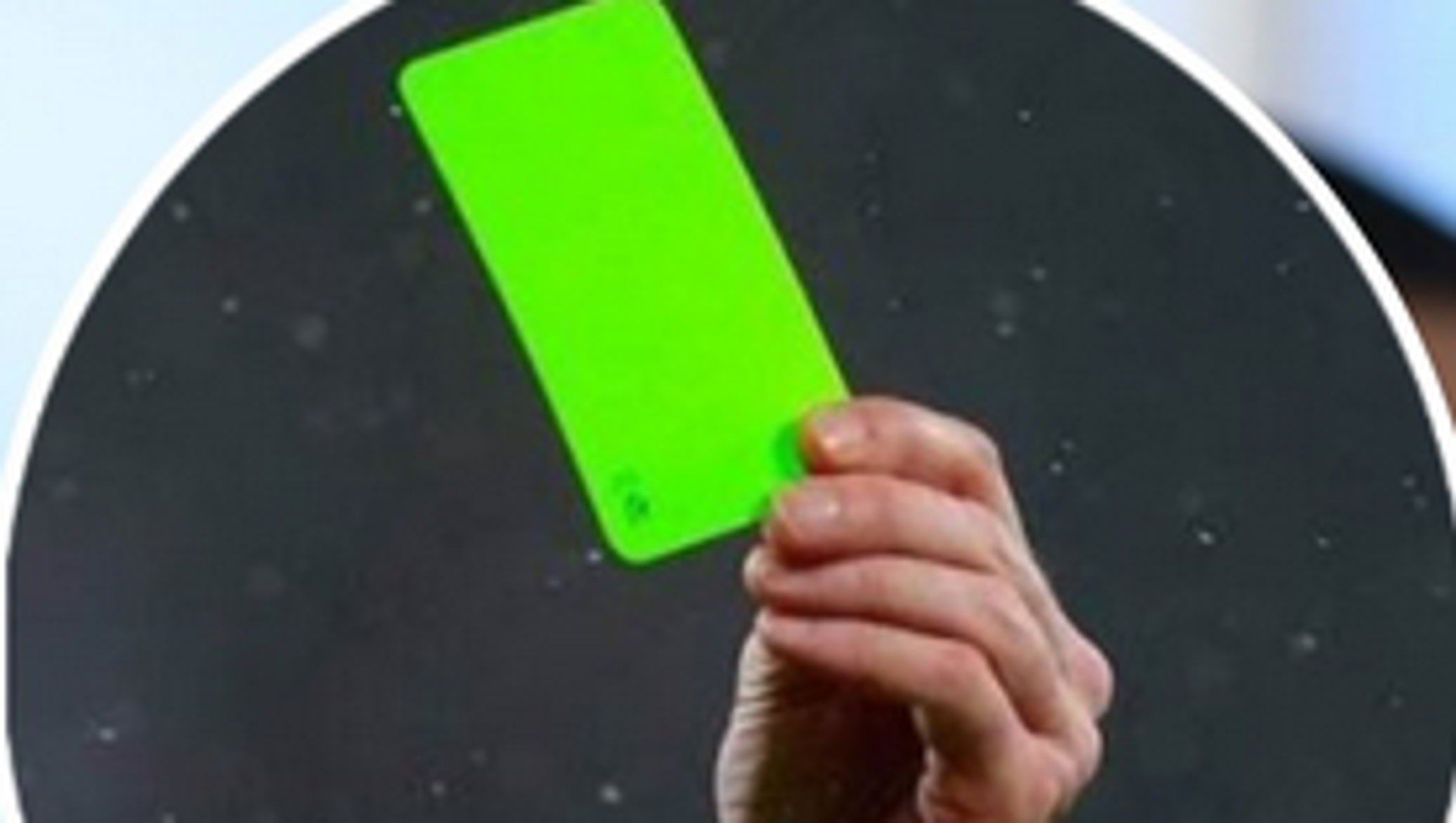 في سابقة تاريخية.. "الكرت الأخضر" يدخل التاريخ من بوابة المواجهة الكروية بين المغرب وإسبانيا 