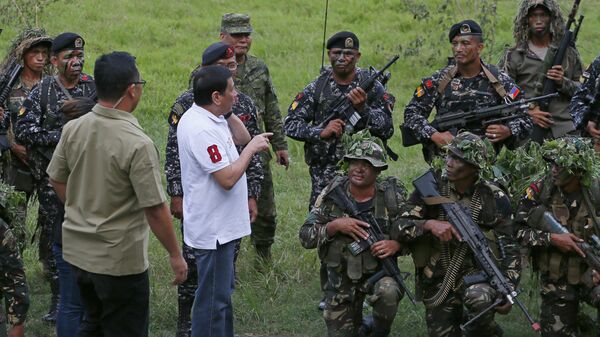 Philippine President Rodrigo Duterte talks to the Philippine Army Scout Rangers at their headquarters at Camp Tecson in San Miguel township, north of Manila, Philippines Thursday, Sept. 15, 2016 - سبوتنيك عربي