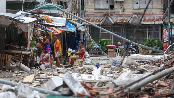 Местные жители остаются на улицах после землетрясения в городе Бого, Себу, Филиппины - سبوتنيك عربي