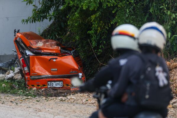 مركبة مدمرة نتيجة انهيار أرضي ناجم عن الزلازل في سيبو، الفلبين. - سبوتنيك عربي