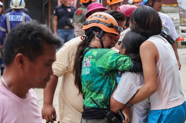 فتاة تبكي بعد فقدانها أحد أقاربها بالزلزال في سيبو، الفلبين. - سبوتنيك عربي