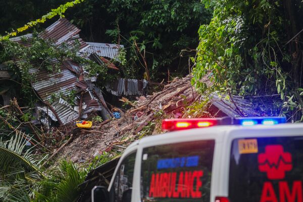 فرق الإسعاف تهرع لمساعدة رجل عالق في أحد المباني المدمرة في سيبو، الفلبين. - سبوتنيك عربي