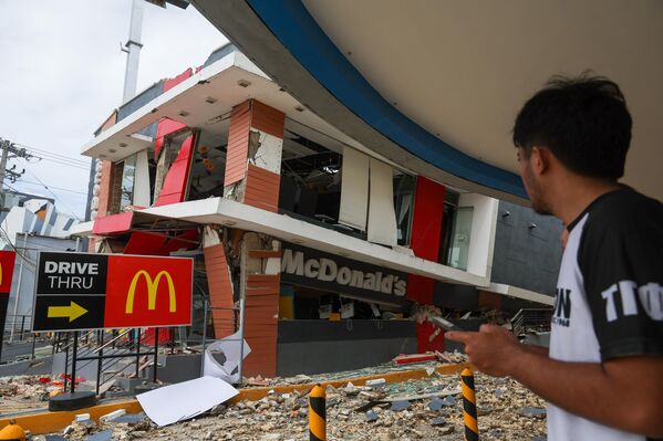 انهيار جزئي لمطعم للوجبات السريعة في مدينة بوغو، الفلبين. - سبوتنيك عربي