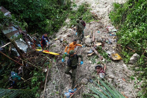 رجال الإنقاذ يبحثون عن ناجين بين الأنقاض في سيبو، الفلبين. - سبوتنيك عربي