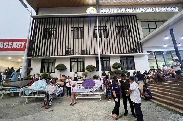 مصابون أمام أحد المشافي في الفلبين ينتظرون دورهم لتلقي العلاج. - سبوتنيك عربي