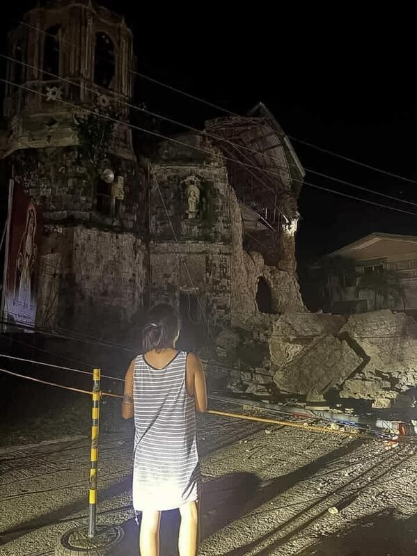 صورة تظهر الأضرار التي لحقت بكنيسة تراثية نتيجة الزلزال في سيبو، الفلبين. - سبوتنيك عربي