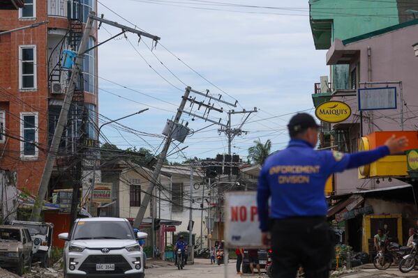 أعمدة كهرباء مدمرة جزئيًا نتيجة الزلزال في مدينة بوغو، الفلبين. - سبوتنيك عربي