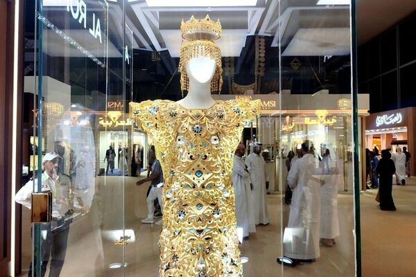 الإمارات تدخل موسوعة غينيس بأغلى فستان ذهبي في العالم - سبوتنيك عربي