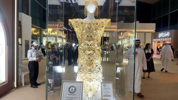 الإمارات تدخل موسوعة غينيس بأغلى فستان ذهبي في العالم - سبوتنيك عربي