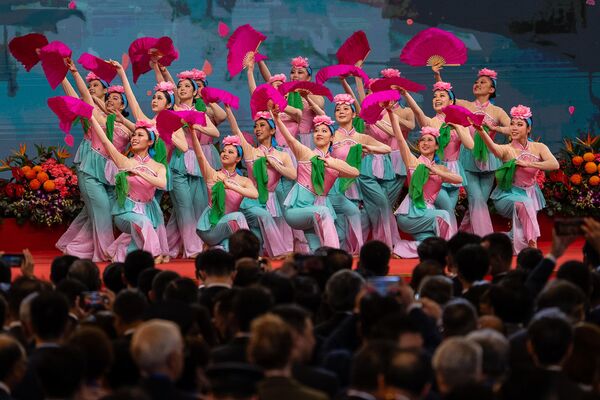 فنانون يؤدون رقصات شعبية على خشبة المسرح خلال الاحتفال باليوم الوطني السادس والسبعين لجمهورية الصين الشعبية. - سبوتنيك عربي