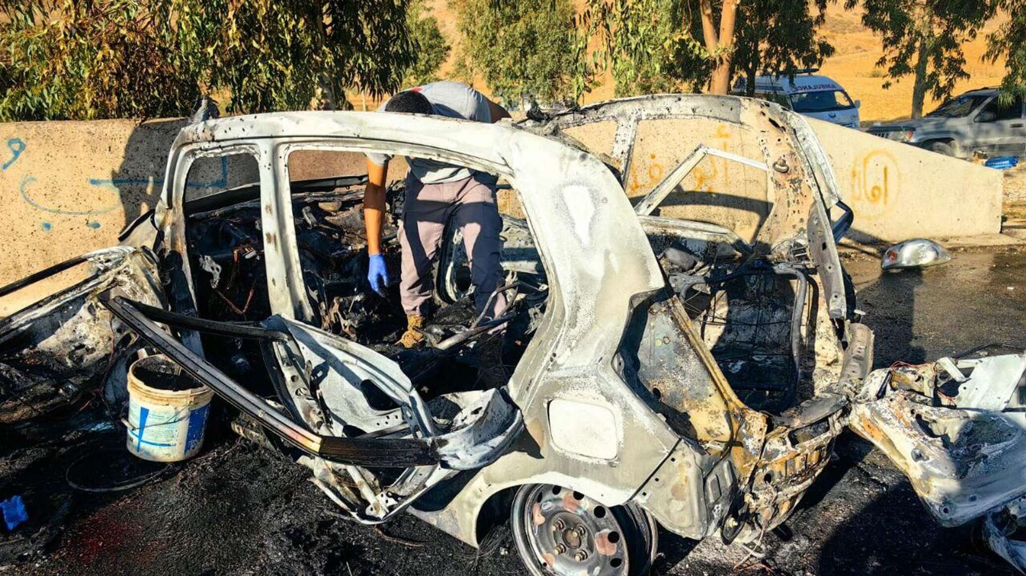 مقتل شخصين وإصابة آخر إثر غارة إسرائيلية على سيارة في جنوب لبنان... صور وفيديو